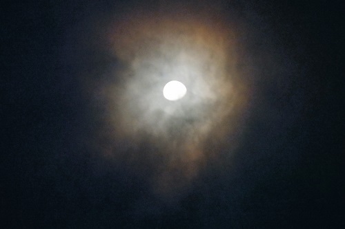 雲をまとった月
