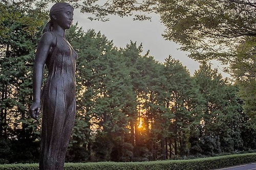 夕日と銅像